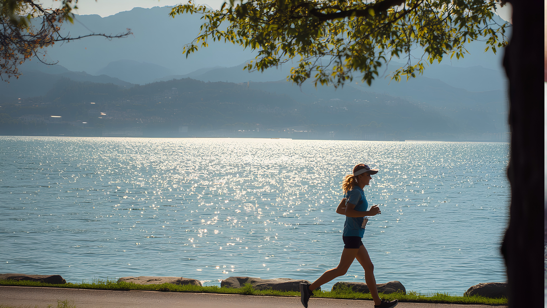 Joggeuse au bord du lac Léman face aux montagnes