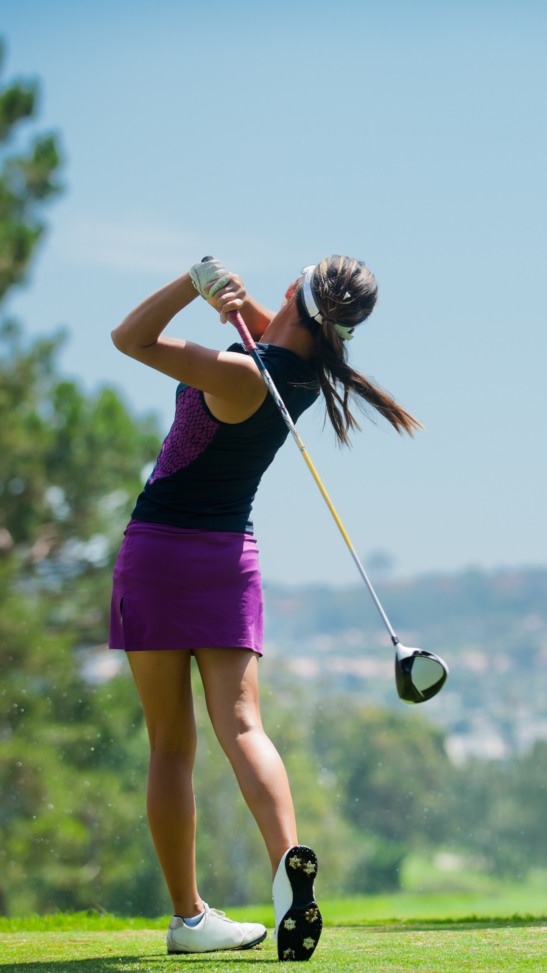 Golfeuse en plein swing sur le parcours, geste et posture