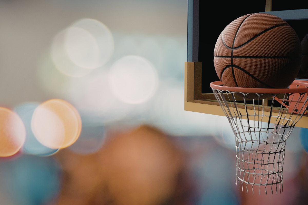 Ballon de basket franchissant le cercle, geste sportif en action