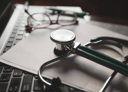 Échange clinique entre professionnels de santé