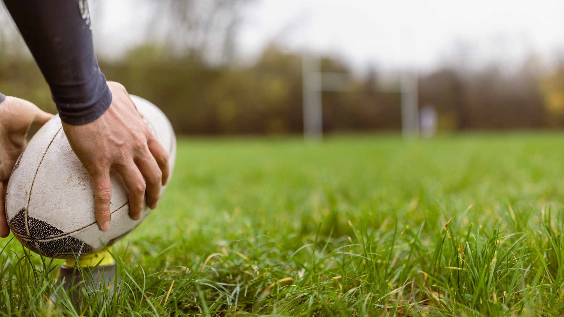 Mise en place d'un ballon de rugby sur un tee