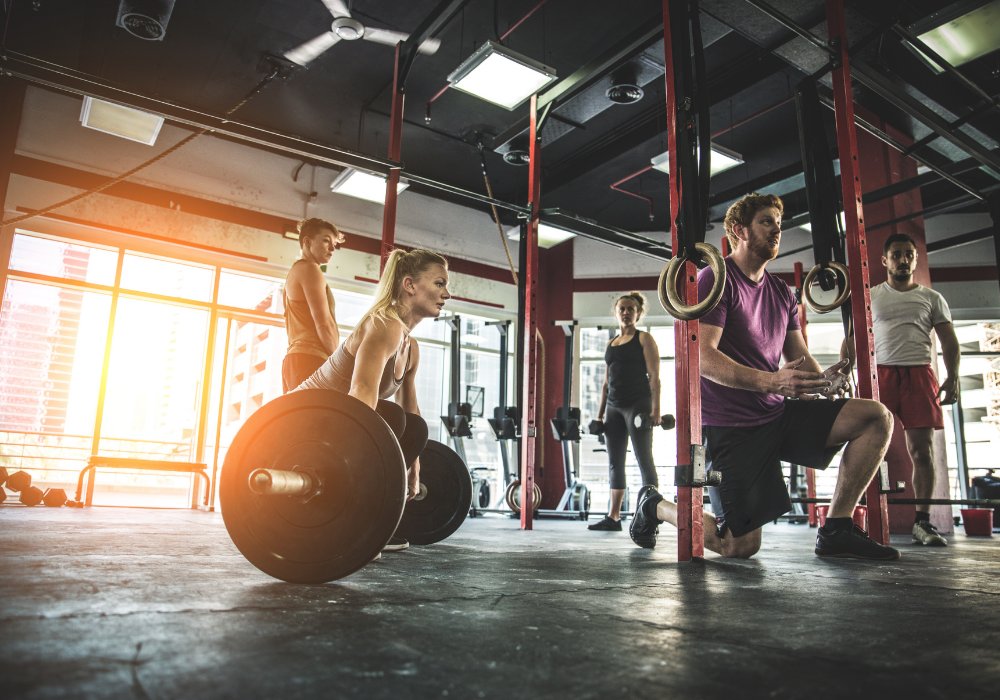 Séance de CrossFit en salle, haltérophilie et préparation physique