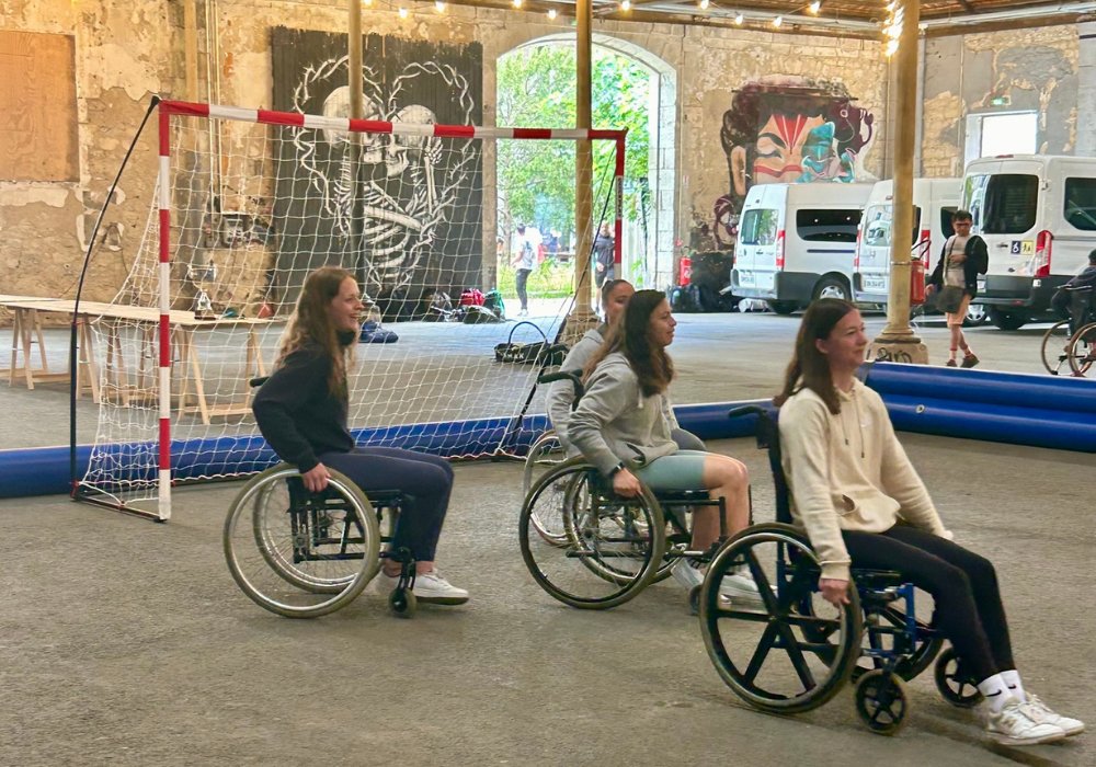 Joueuses de handball en fauteuil roulant, sport adapté